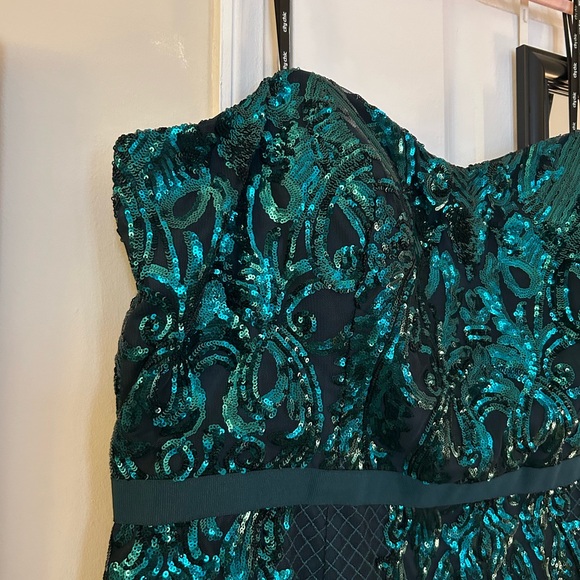 Elegant Green Sequin Strapless Dress - Picture 4 of 10